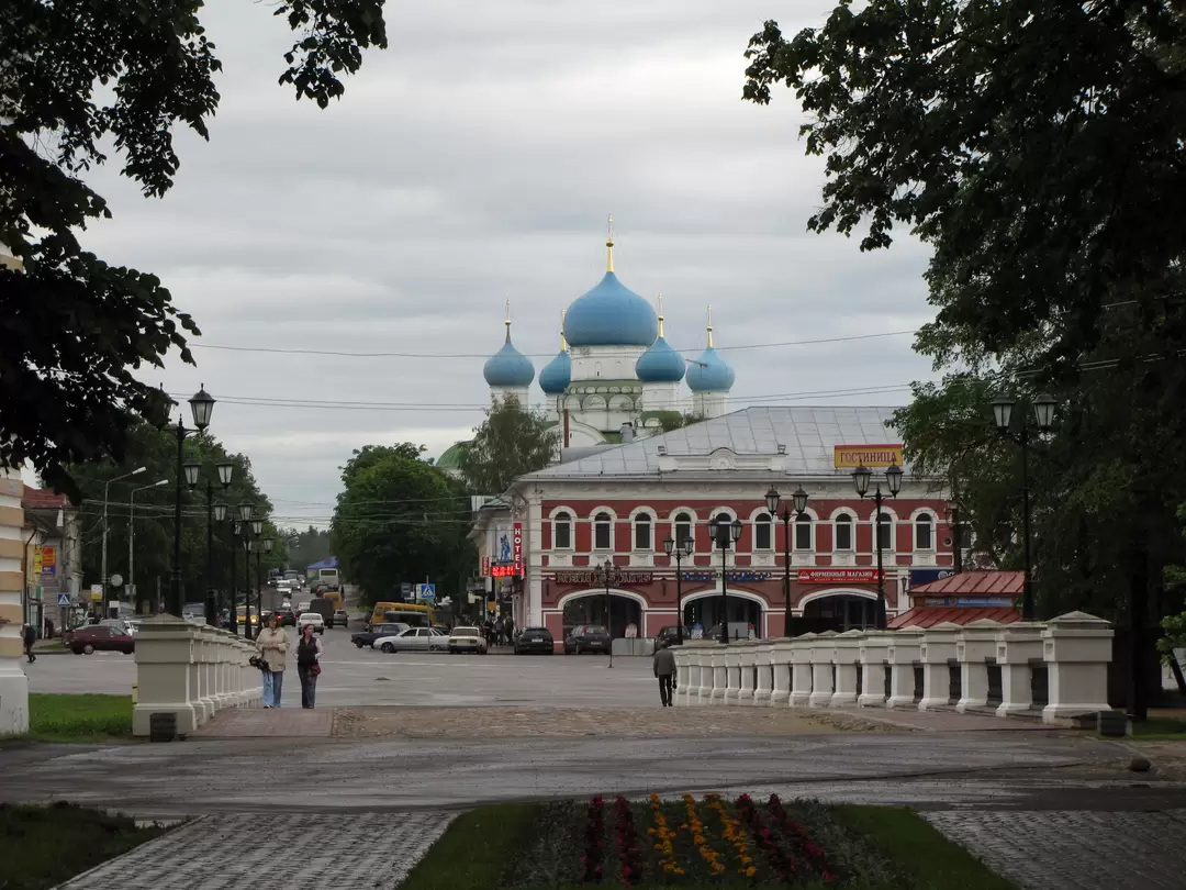 Успенская площадь и купола Богоявленского собора Успенская площадь и купола Богоявленского собора