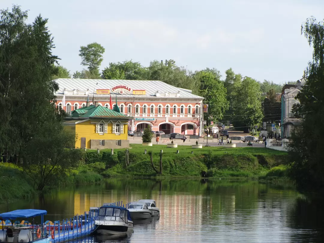 Вид на Успенскую площадь Углича с борта теплохода Вид на Успенскую площадь Углича с борта теплохода
