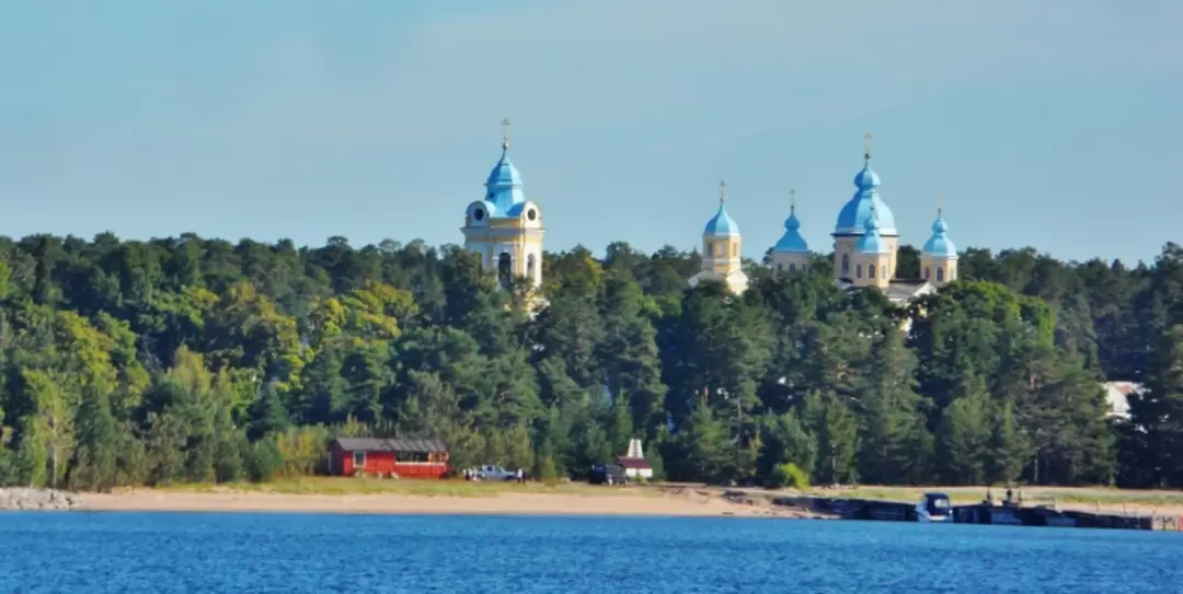 Вид Коневского Рождество-Богородичного мужского монастыря с борта теплохода