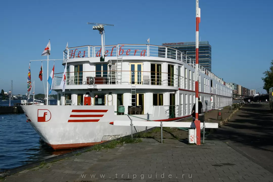 Теплоход «Гейдельберг» (<span lang=nl>Heidelberg</span>) в Амстердаме