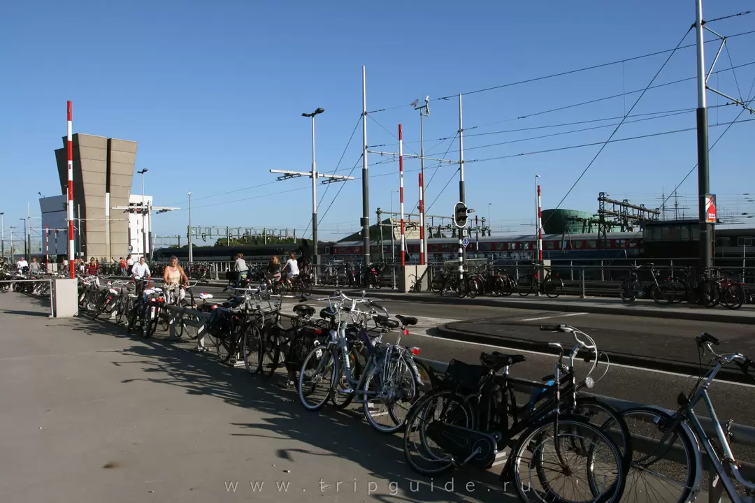 Набережная Рюйтера (<span lang=nl>De Ruijterkade</span>)