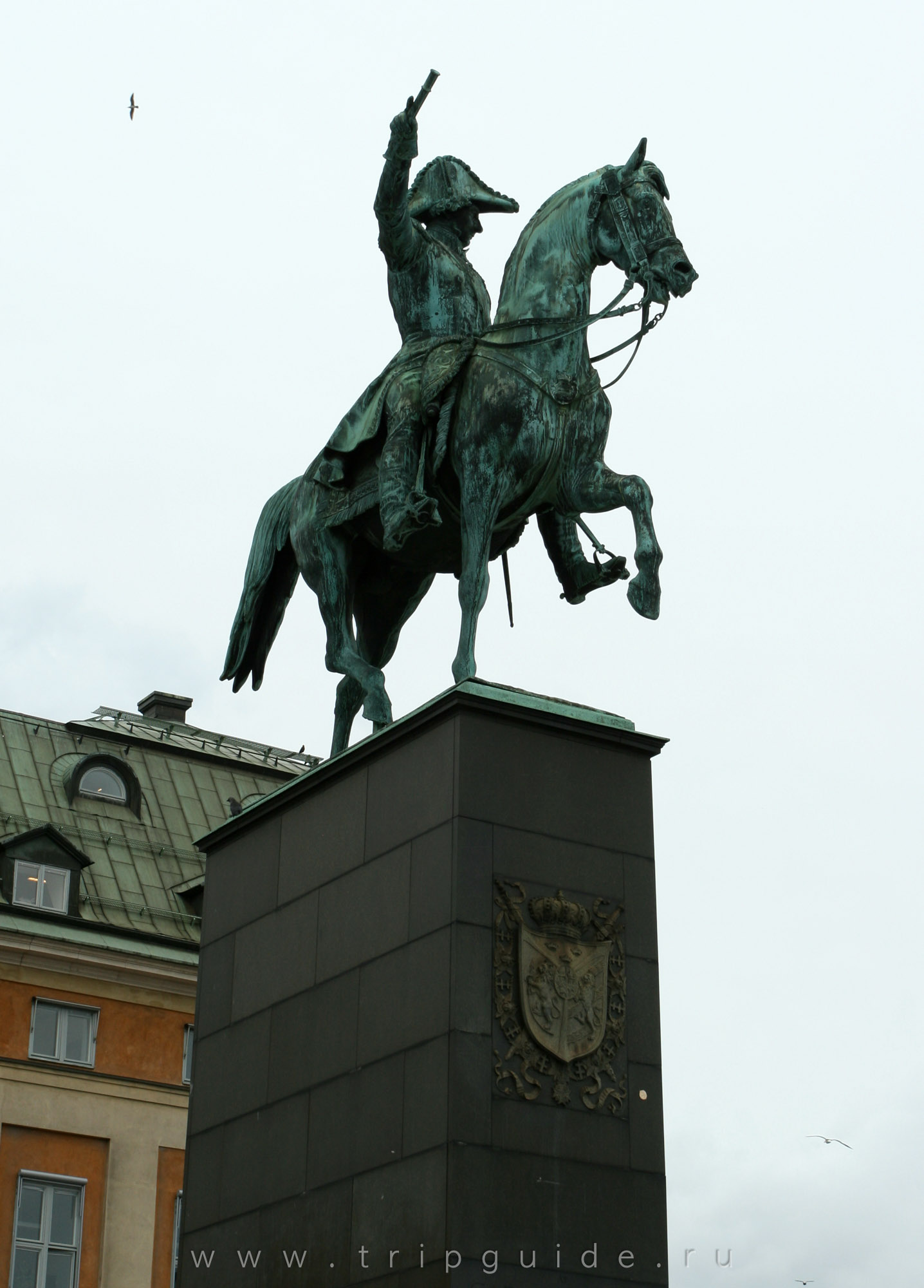 Памятник карле. Памятник королю Карлу XIV Юхану Стокгольм. Памятник Карлу 9 в Стокгольме. Памятник-всадник Карлу XII. Памятник Карлу 12 в Стокгольме указывает на Россию.