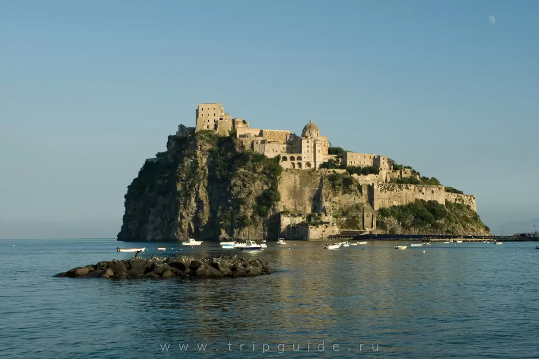 Вид на Арагонский замок от отеля Miramare e Castello Вид на Арагонский замок от отеля Miramare e Castello