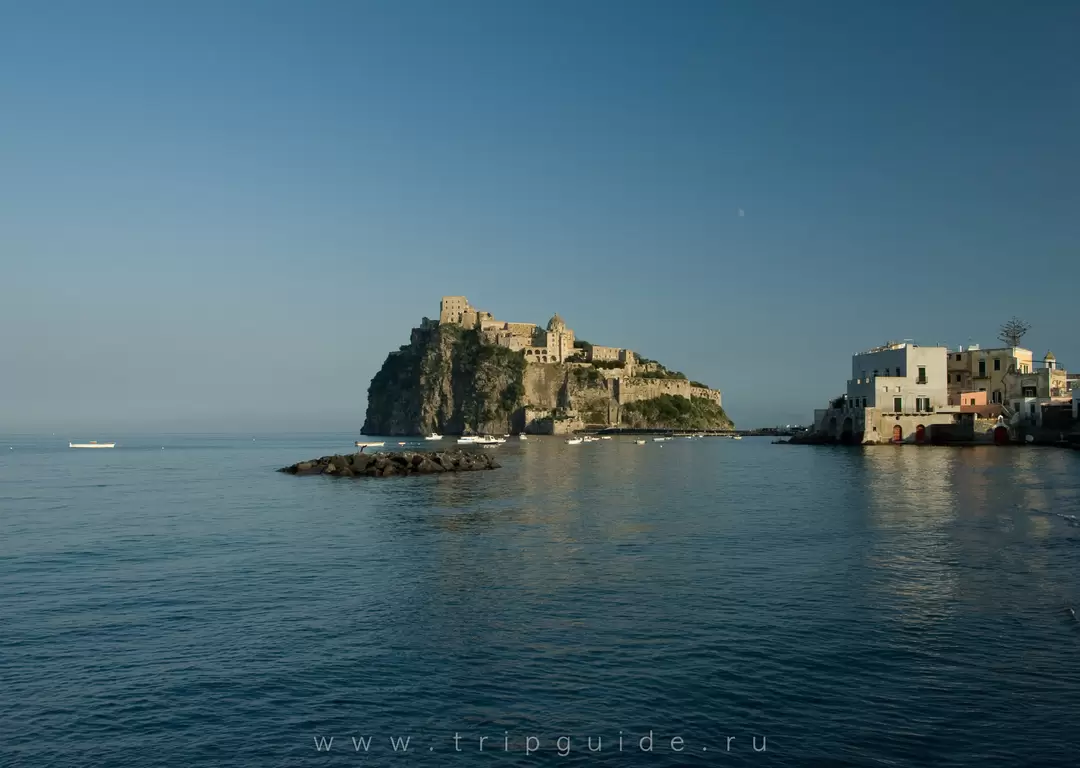 Вид на Арагонский замок от отеля Miramare e Castello Вид на Арагонский замок от отеля Miramare e Castello