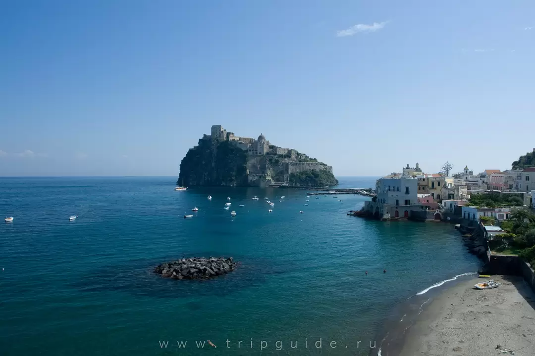 Арагонский замок с крыши отеля Miramare e Castello Арагонский замок с крыши отеля Miramare e Castello