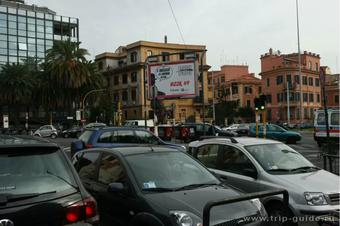 Площадь у метро Поликлиника (stazione Policlinico)