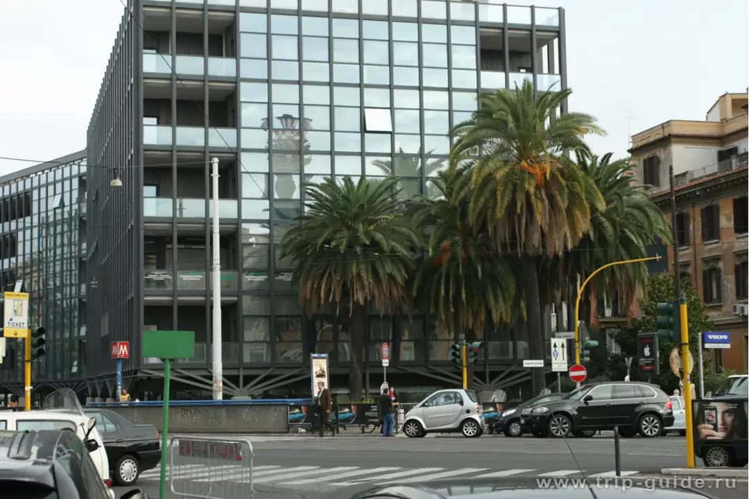 Площадь у метро Поликлиника (stazione Policlinico)