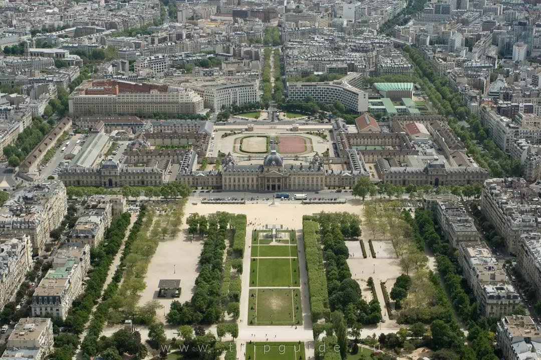 École Militaire — комплекс военных зданий в Париже École Militaire — комплекс военных зданий в Париже