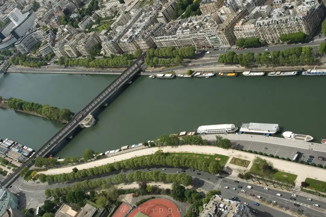 Река Сена и мост Bir-Hakeim Река Сена и мост Bir-Hakeim