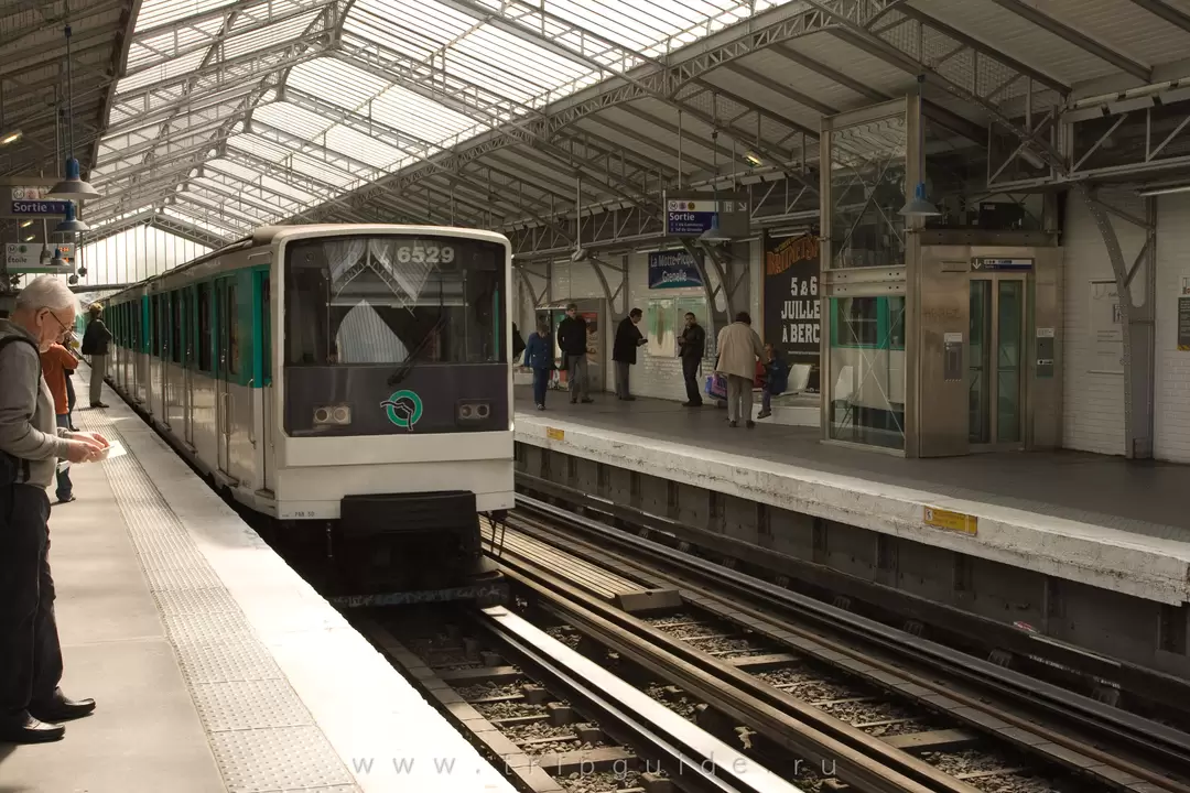 Метро в Париже — некоторые ветки метро идут над землей Метро в Париже — некоторые ветки метро идут над землей