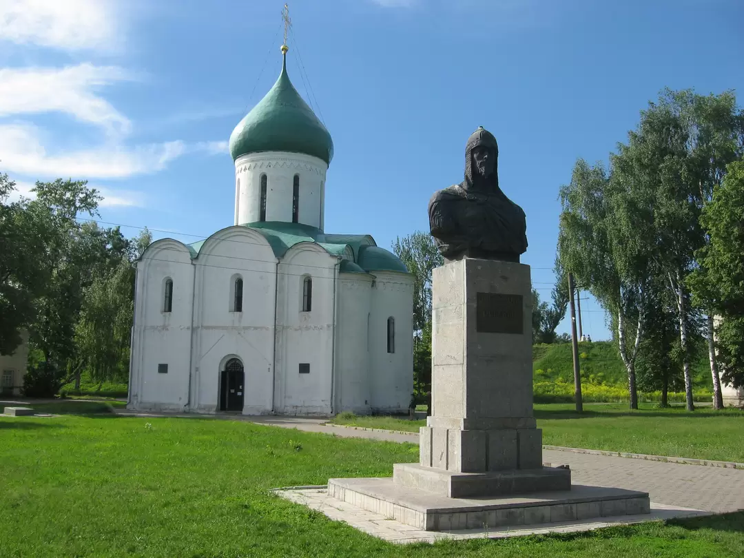 Достопримечательности Переславля-Залесского: памятник Александру Невскому и Спасо-Преображенский собор в Переславле Залесском