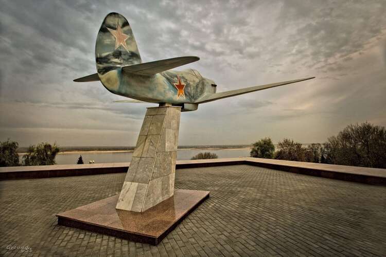 Самолет волгоград. Памятник самолет Волгоград. Скульптура самолета Волгоград. Стелла самолёт Волгоград. Волгоград с самолета.